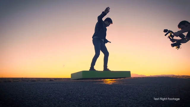 Enfant Actif à Cheval Sur Hoverboard électronique Blanc Moderne Dans Un  Parc De La Ville à L'automne Soigné Le Lac