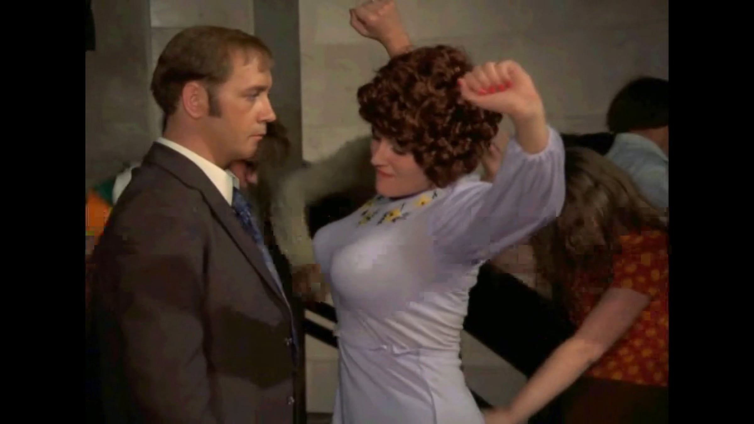 Непускайтьє меня снова с нею. Не пускайте меня с нею танцевать. И с вами снова я 1981. Непускайтьє меня снова с нею. И пустите меня снова с нее танцевать.