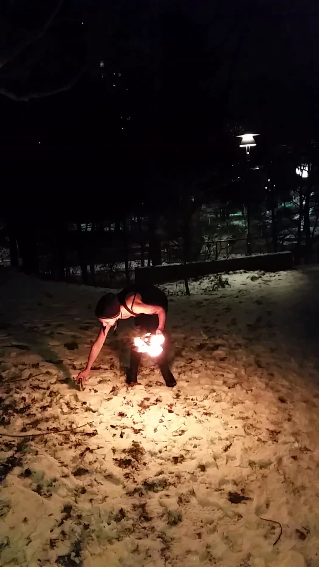 Jag bjuder mina vänner på en liten eldshow på nyårsaftonen.