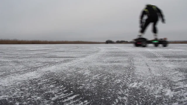 Les skates électriques Cross de Evo-Spirit sur la glace.