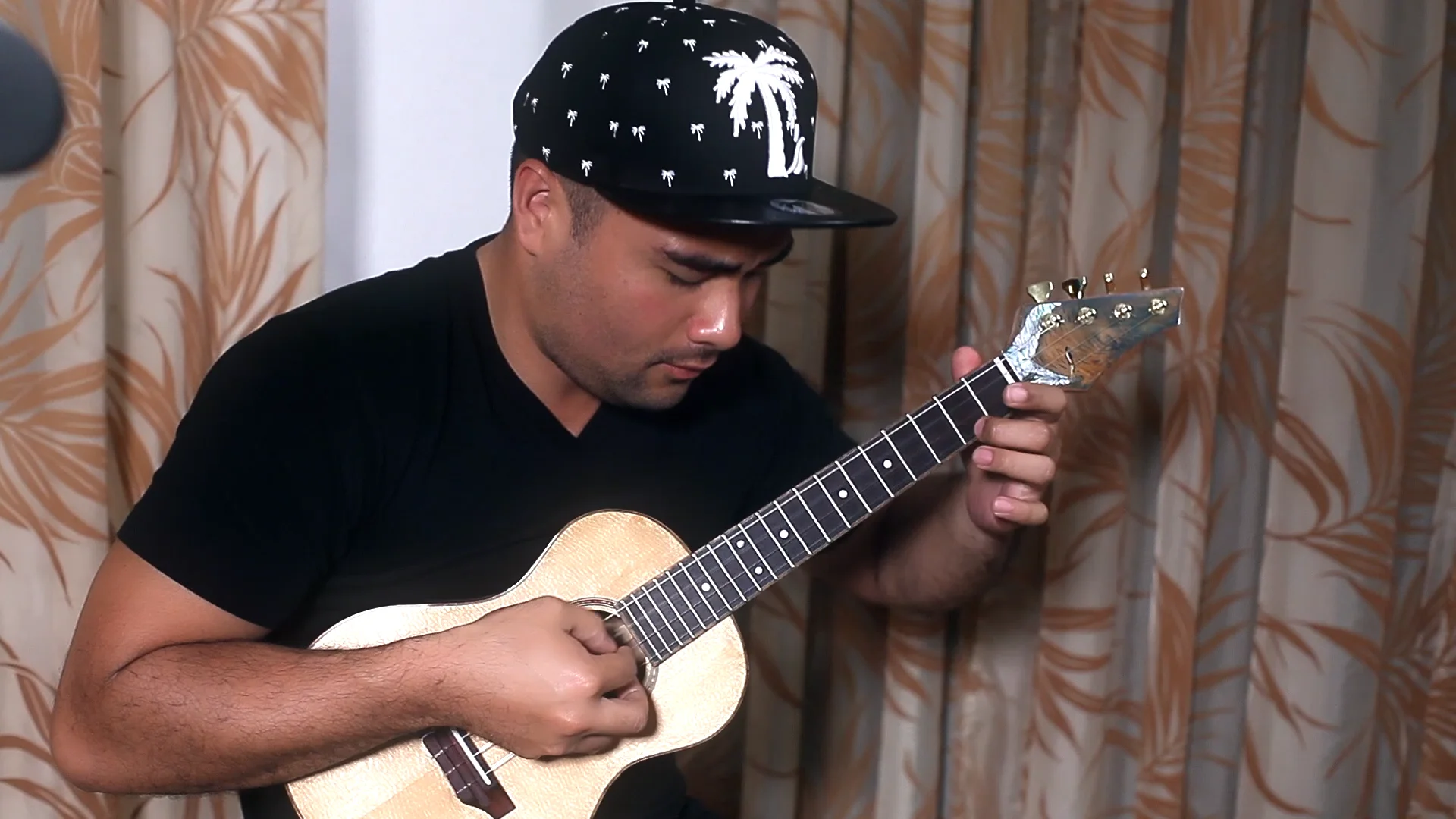 Aaron Oya | The Ukulele Review