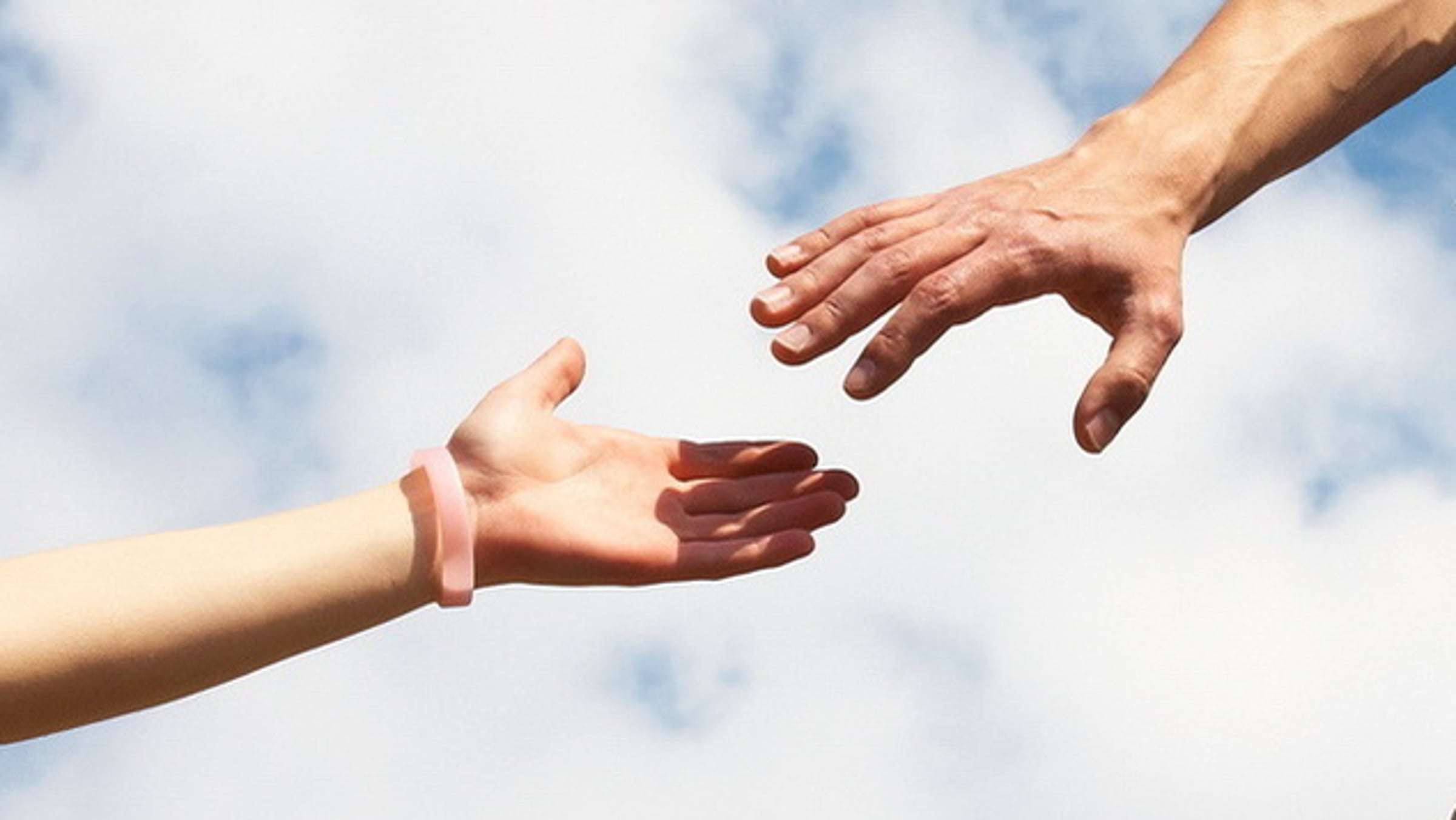 Достойный поступок. Рука помощи фото. Мужественный поступок. И предложить ему свою помощь. И предложить ему свою помощь.