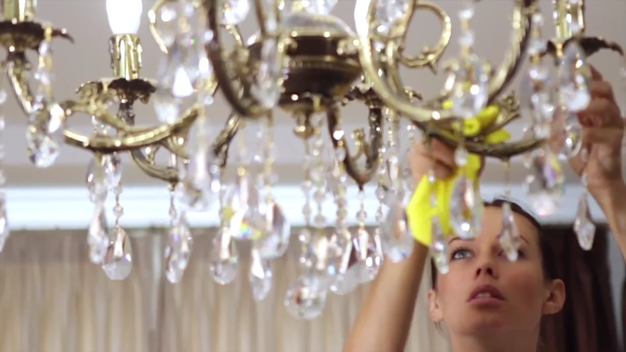 люстра женщина. уборка пыли с потолка. мойка люстры. как снять плафоны с люстры чтобы помыть. разобрать плафон люстры.