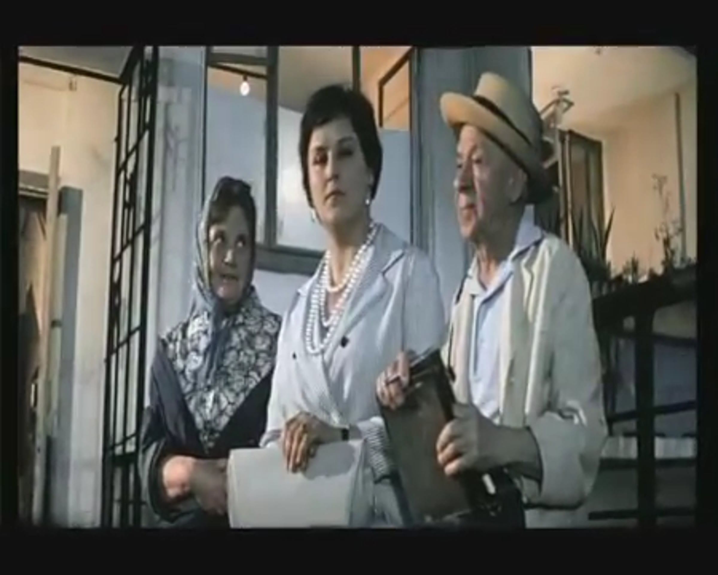 Мордюкова управдом друг. Мордюкова наши люди в булочную. Управдом друг человека мордюкова. Бриллиантовая рука наши люди в булочную на такси не ездят. Наши люди в булочную на такси.