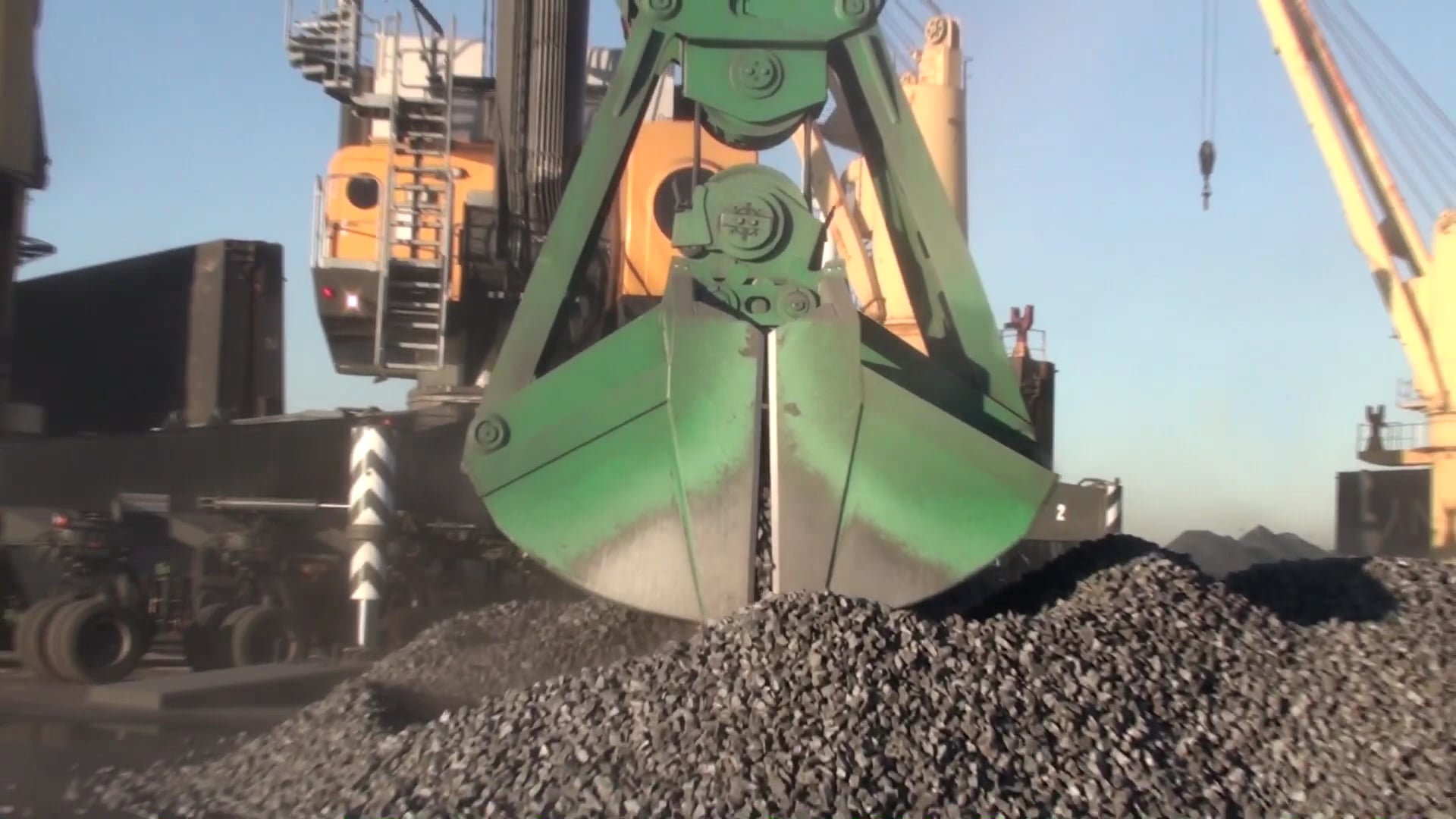 Clamshell unloading ferro LHM280 on Vimeo
