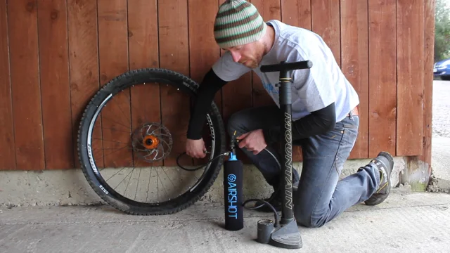 How to pump up tubeless hot sale bike tyres