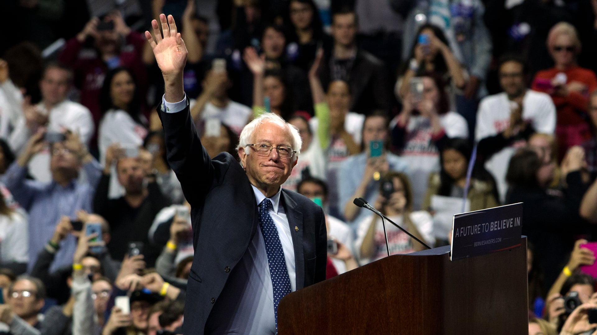 Bernie Sanders Visits Temple
