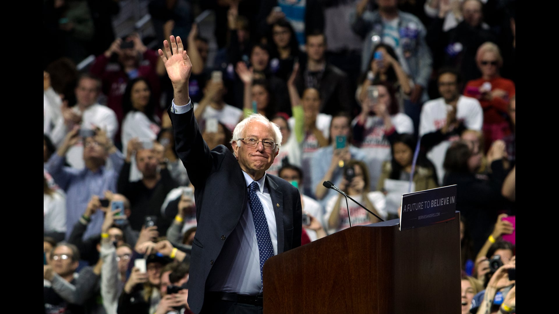 Bernie Sanders Visits Temple