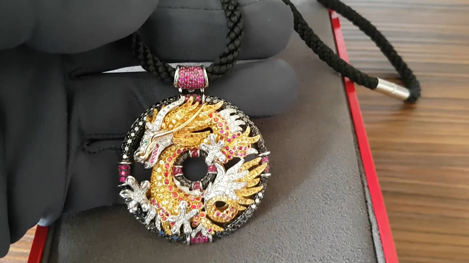 Покупка и оценка оригинальных ювелирных украшений люксовых брендов в on ...