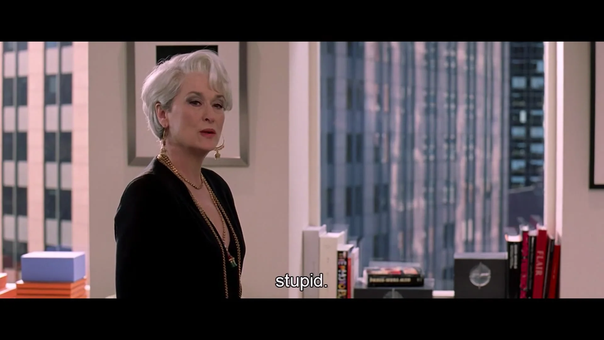 Дьявол носит прада с русскими субтитрами. Миранда пристли дьявол носит prada. Мерил стрип миранда пристли. Энн хэтэуэй the devil wears prada. Энн хэтэуэй the devil wears prada.