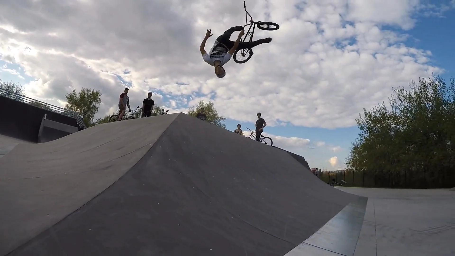 алана смит скейтбордистка. Indy 900 tony hawk. верт скейтинг скейтбординг. бмх парк в москве. мега рампа в америке.