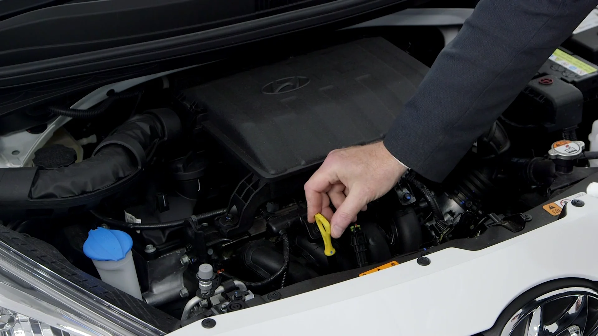 How to check the oil level in a Hyundai i10