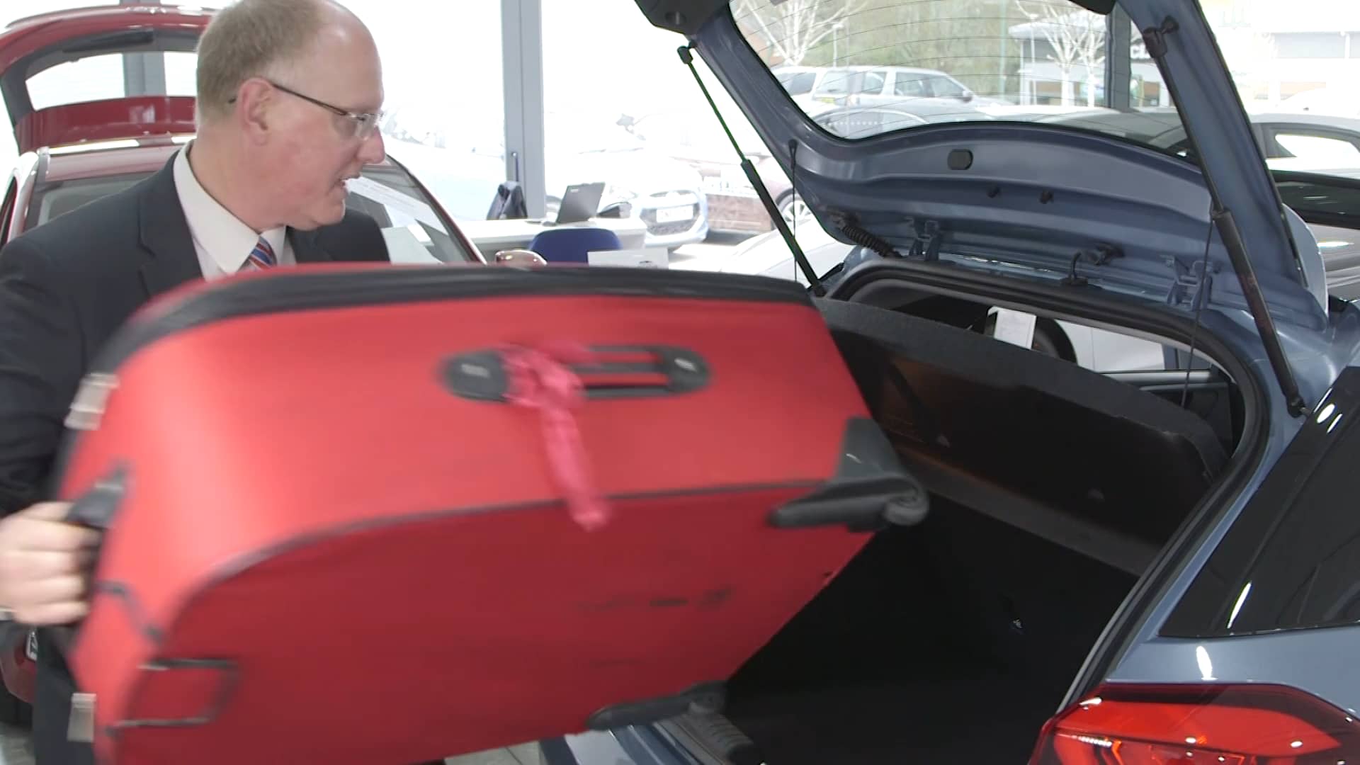 What is the boot space capacity in a Hyundai i20 on Vimeo