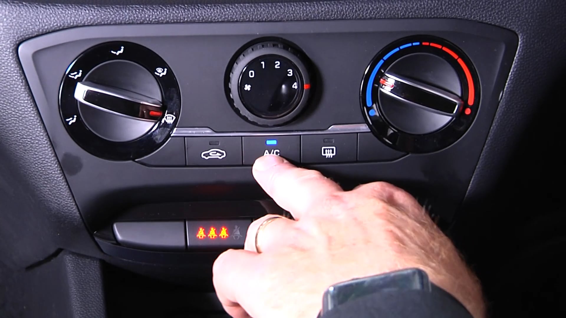 How to demist the windscreen in a Hyundai i20 on Vimeo