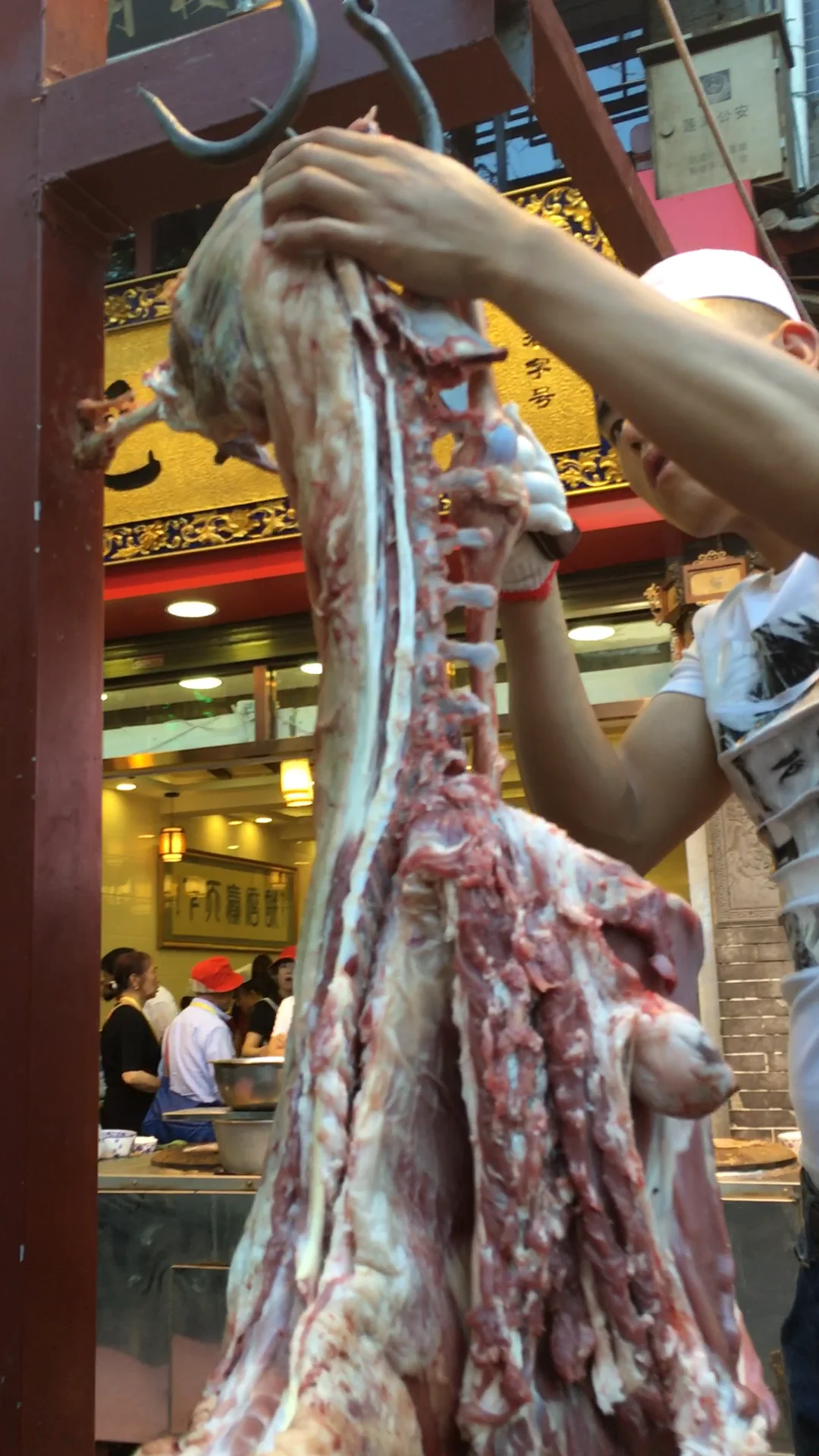 西安鐘楼のイスラム街で羊肉を捌く仕事人