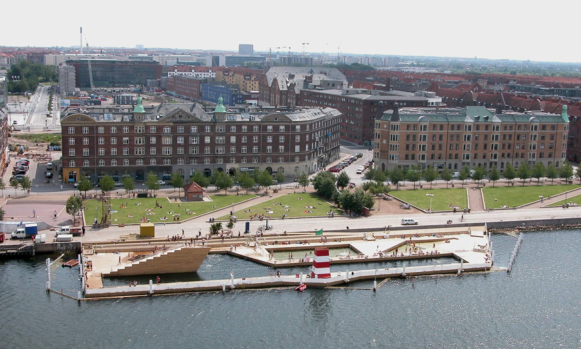 Audo copenhagen. Набережная Кальвебод Брюгге. Открытый бассейн Копенгаген. Копенгаген набережная. Islands Brygge жилой комплекс Копенгаген.