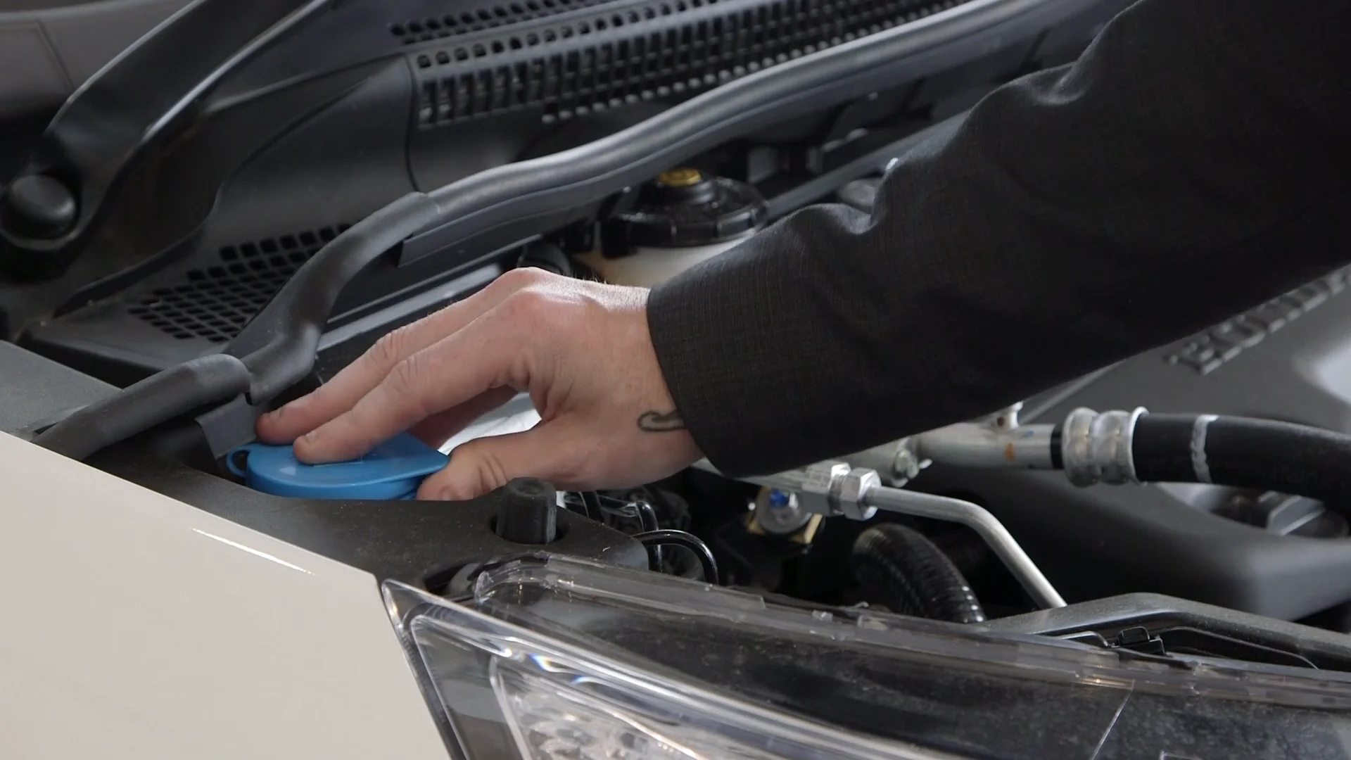 How to refill the windscreen washer fluid in the Honda CR-V on Vimeo