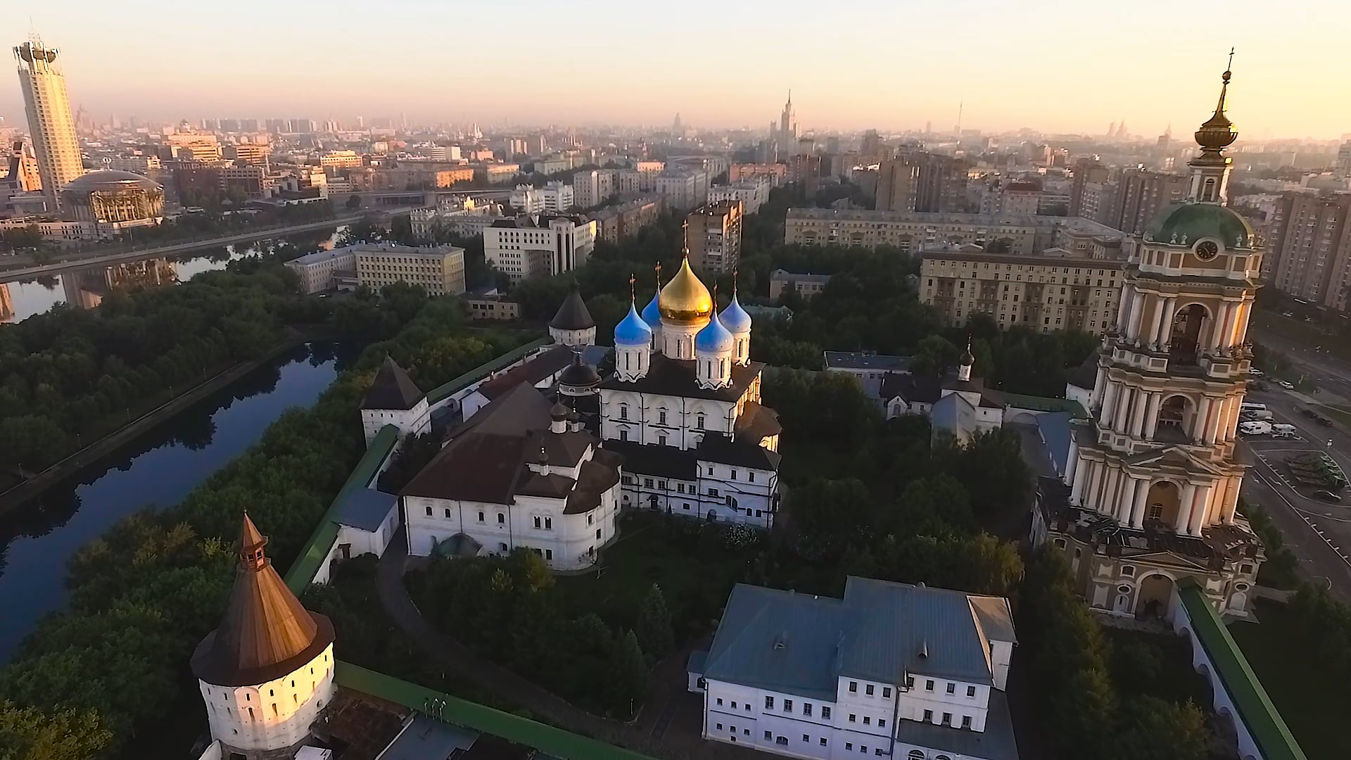 Новоспасский портал. Новоспасский монастырь панорама. Новоспасский монастырь в Ульяновской области-. Новоспасский монастырь с набережной. Новоспасский монастырь квартиры рядом.