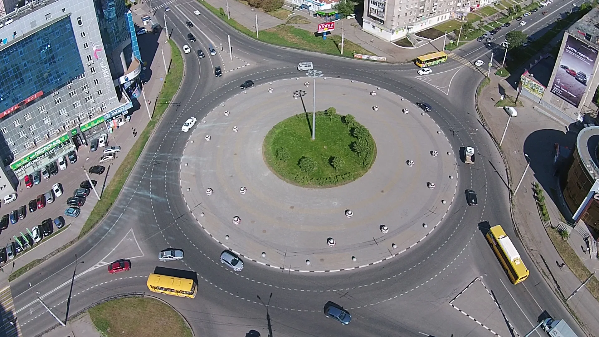 Перекресток площадь. Круговое движение 909 орёл. Круговое движение на Московском проспекте Калининград. На Октябрьская площадь круговое движение Ярославль-. Круговое движение на Богоявленской площади.