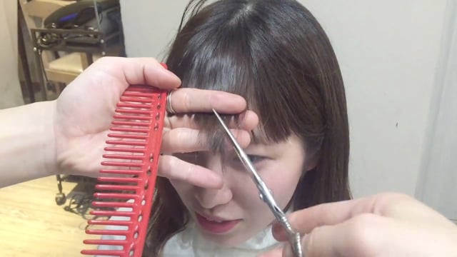 前髪をショートバングにカット