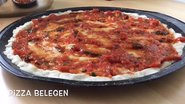 Pizza, klassisch italienisch, mit frischen Tomaten und Mozarella