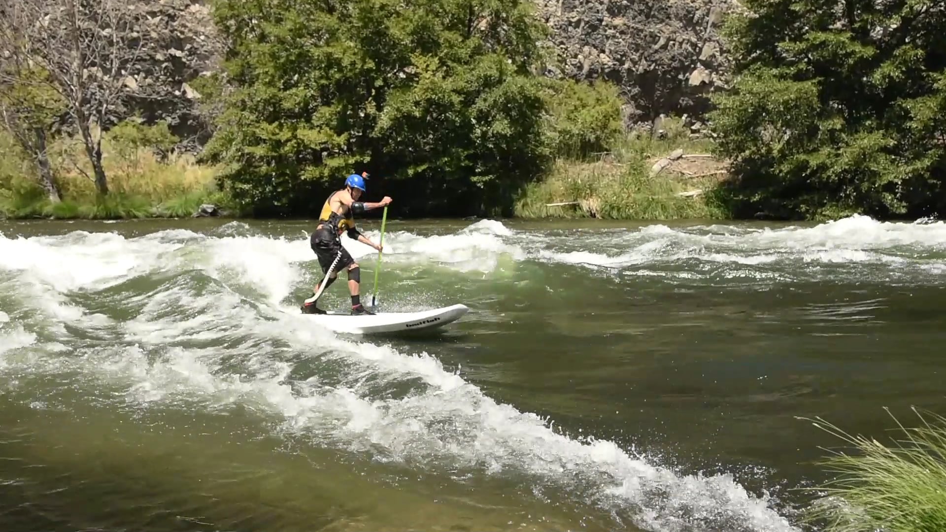 Paddle Boarding on the Deschutes River in Maupin on Vimeo