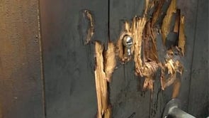 Uns brètols cremen un porta d'una vivenda de l'Escala