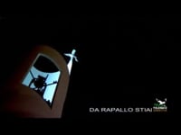 Preghiera e sacro crisma sull'altare e croci