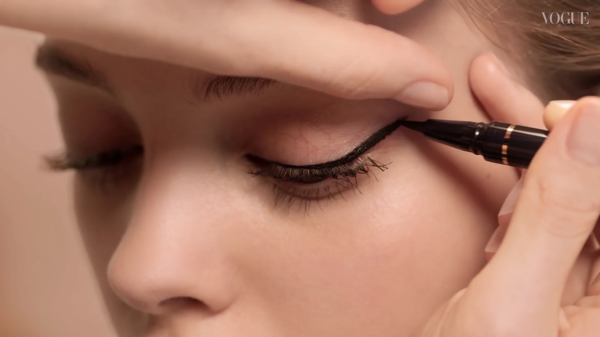 Подводка лайнер для глаз million pauline waterproof delicate beauty trend charm secret eyeliner. Макияж с линиями. Подводка для глаз. Подводка для глаз фломастер. Найди подводку.