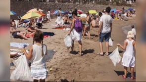 Un grup de voluntaris netegen la platja d'Empúries