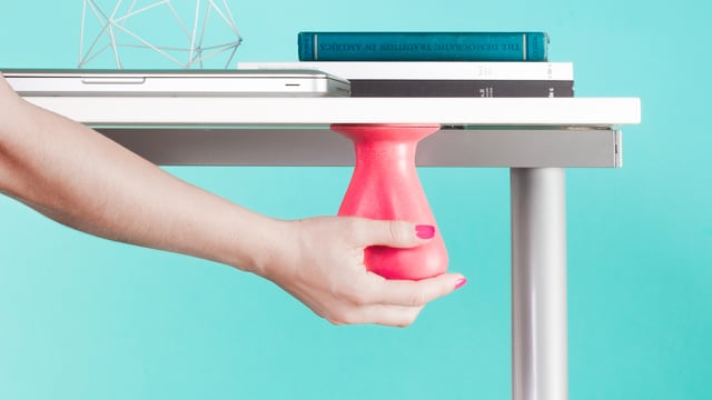 ナイスなボール 握って揉んでストレス発散 デスクの下に仕込んでおけるイライラ解消グッズを発見したよ Pouch ポーチ