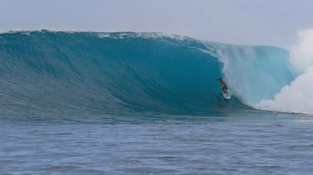 Surf videos Sancho getting Barreled Out of his Mind at Kandui.