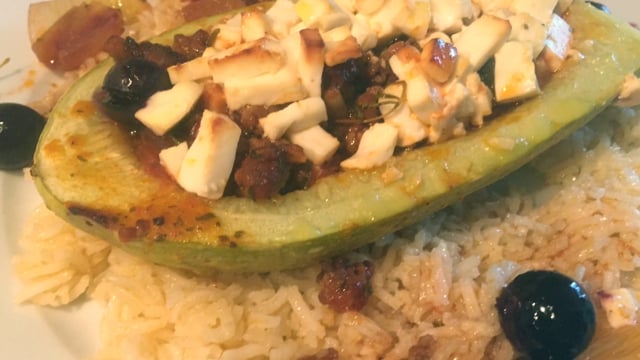 Zucchini, mit pikanter Füllung überbacken mit Feta
