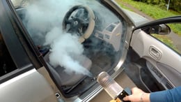 Сухой туман буша. Сухой туман. Автомойка сухой туман. Сухой туман аппарат для авто. Дымогенератор для чистки салона автомобиля.