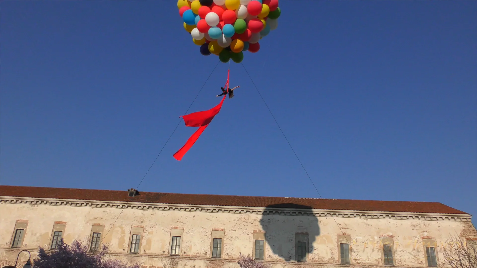 The Girl flying with the balloons, Aerialist performs 30 meters high