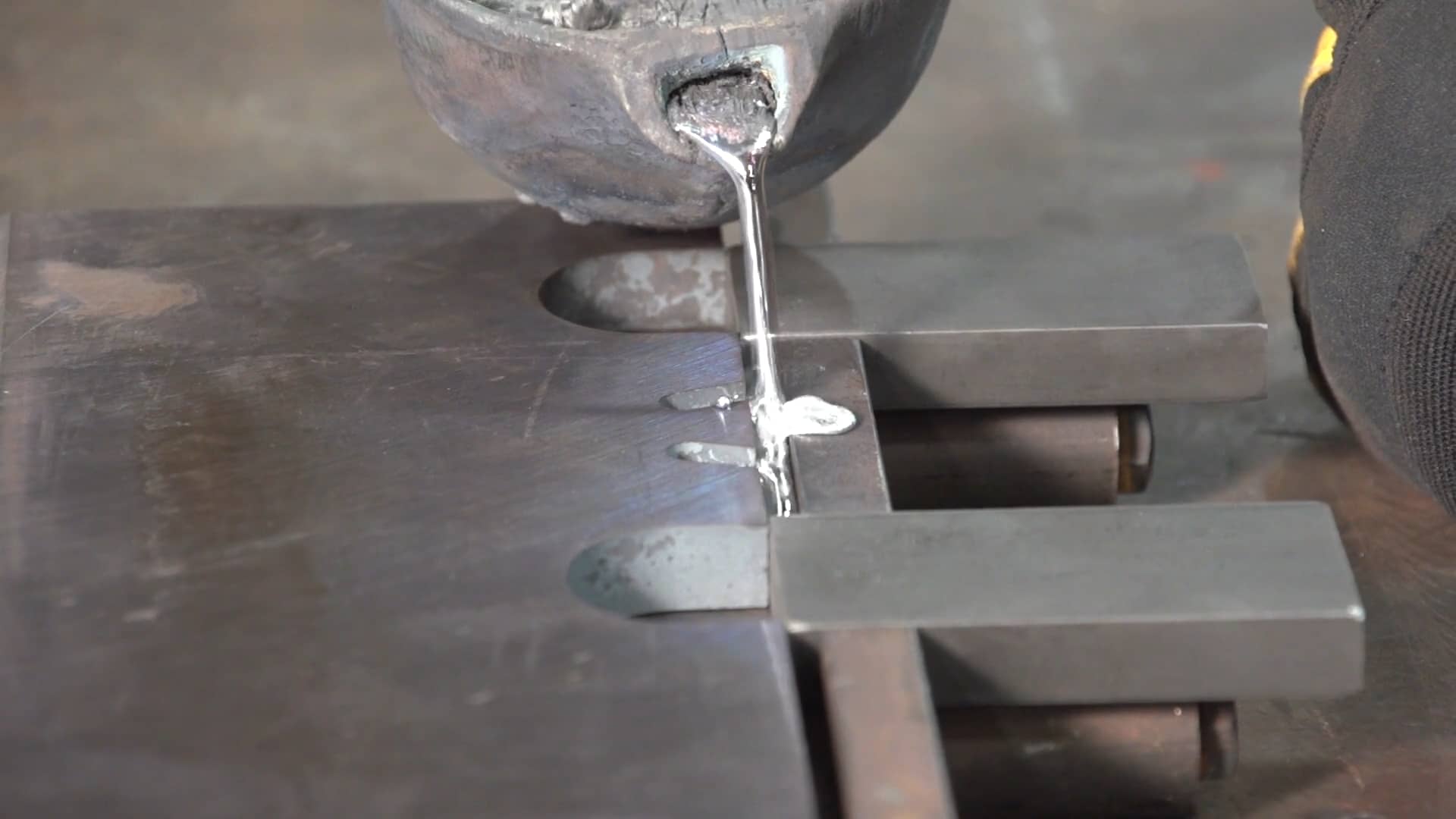 How to Babbitt a Chiparvestor Knife on Vimeo