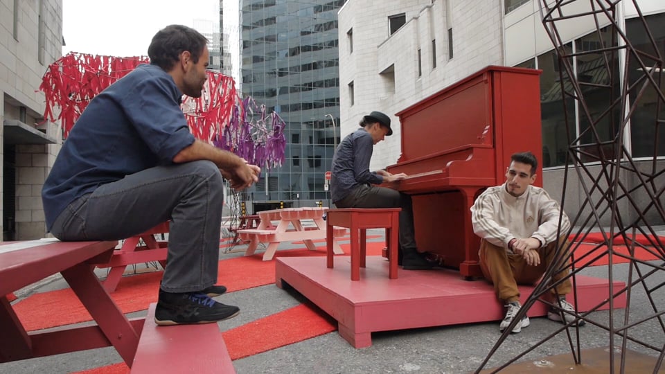 3 artistes en danse en Présentations éclair à Contact ontarois