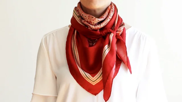 HOW TO tie a square scarf: step-by-step photo guide