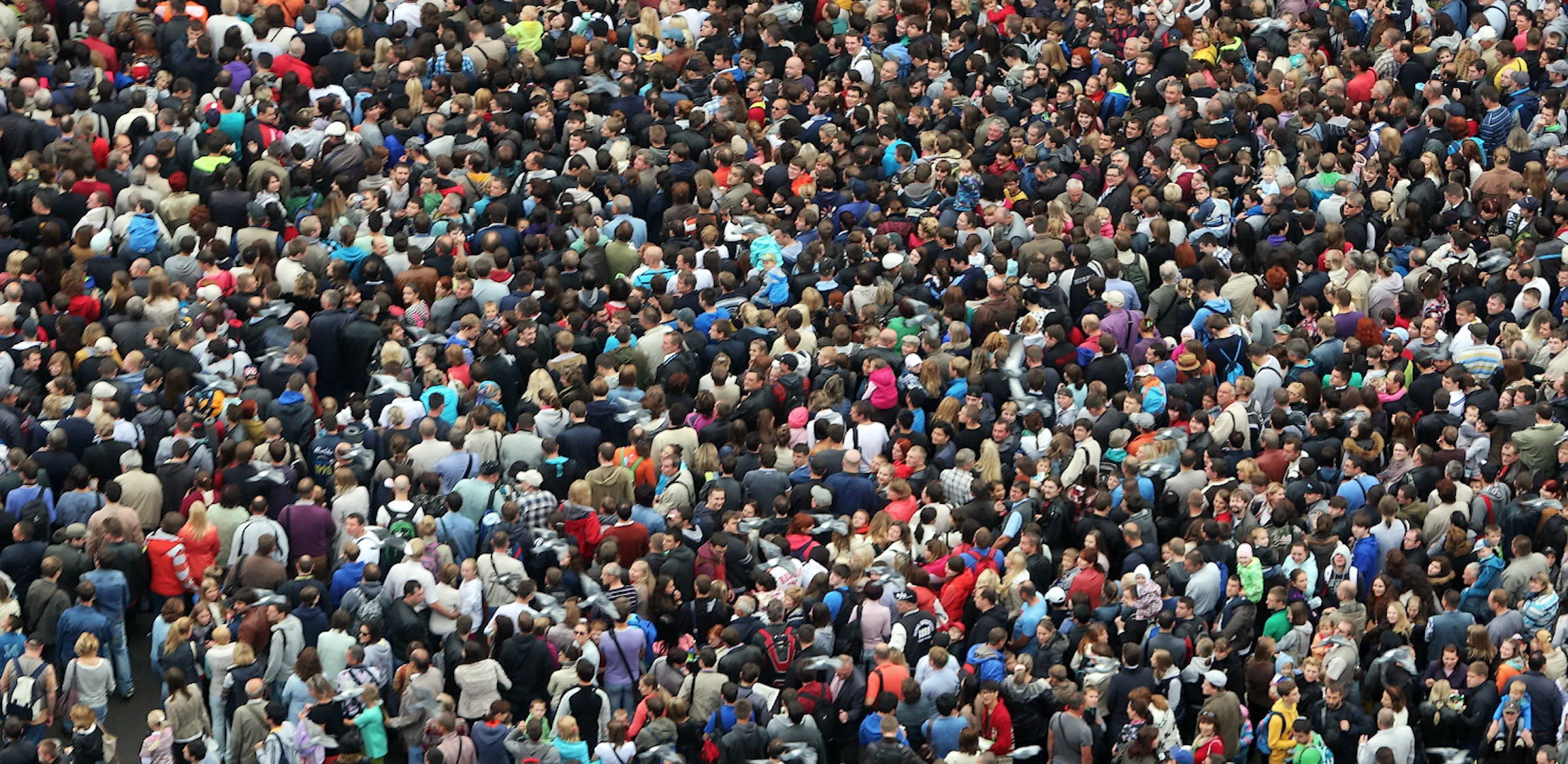 18 много людей. Большая толпа людей. Большое скопление людей. Массовое скопление людей. Много народу.
