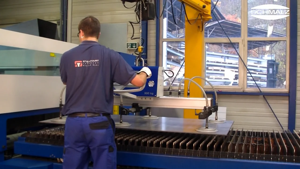 金属板の材料投入を行うバキュームリフト「バキュマスターコンフォート」