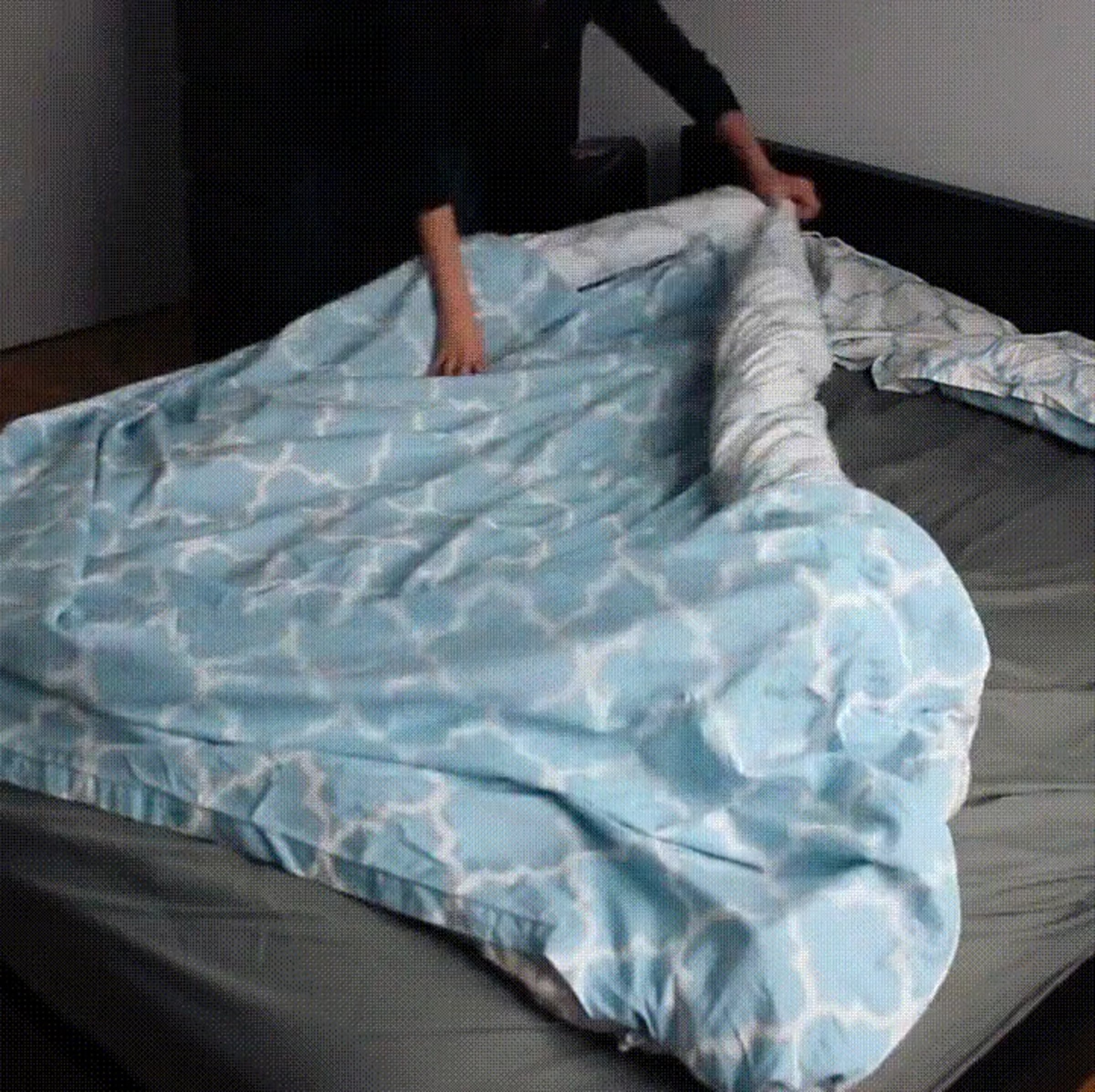 Сбрасывает одеяло. Поправил одеяло. Девушка в одеяле. Тяжелое одеяло. Укрывает одеялом.