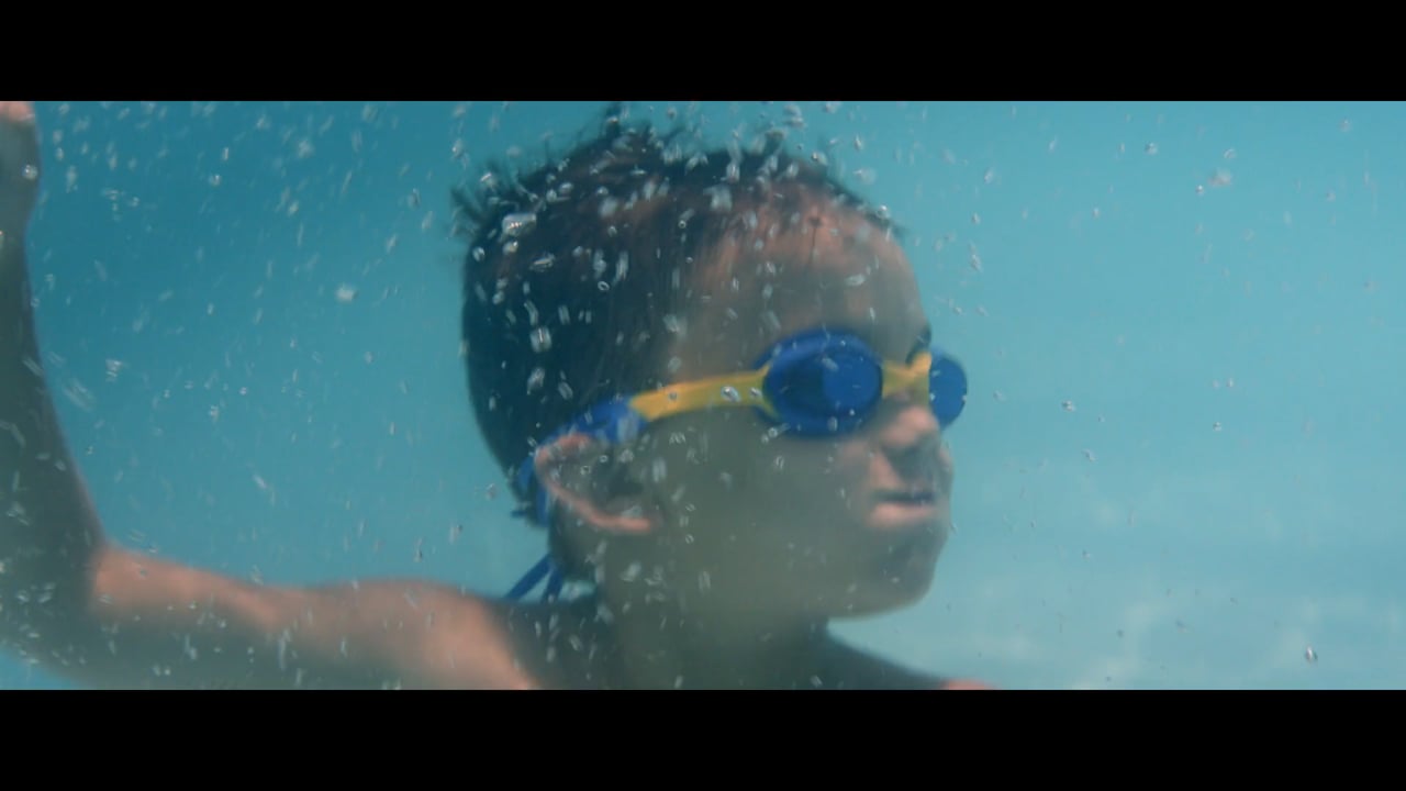 Still from D-Reizen: Druk maken om niks, Zwemmen