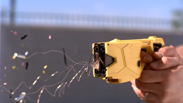 Así funciona la pistola Taser: dos dardos que se clavan y transmiten 22  pulsos eléctricos por segundo para inmovilizar a un agresor