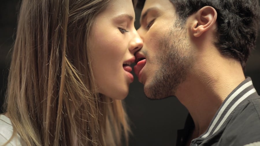 चुम्बन के 10 सबसे बेहतरीन प्रकार : 10 Best Types of Kisses in The World