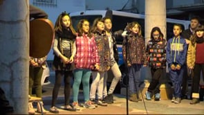 Els nens de l'escola l'Esculapi encenen els llums de Nadal