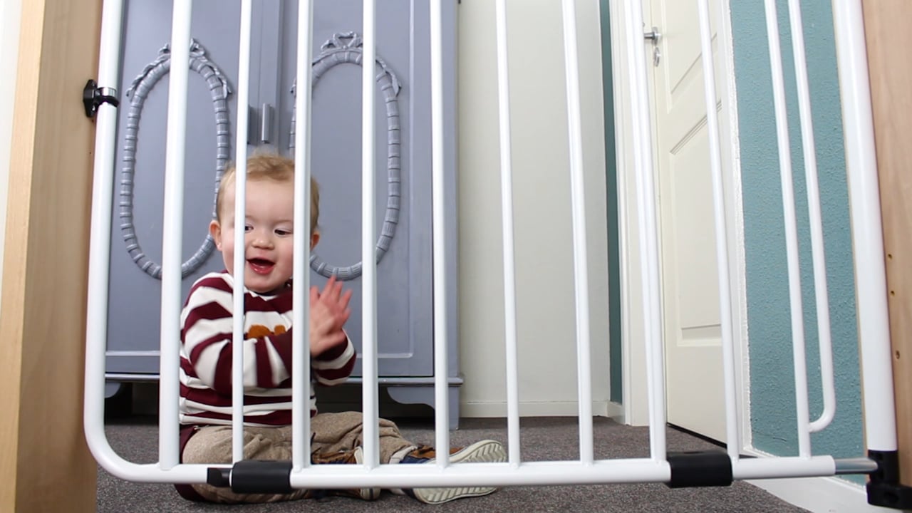 Supersonische snelheid Naar boven Vergelijken A3 Baby & Kids Safetydoor traphek on Vimeo