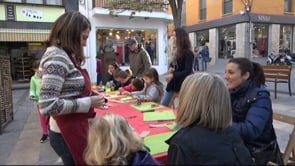 El Mercat de Nadal va acollir un nou taller d'scrapbook infantil a la plaça Avi Xaxu