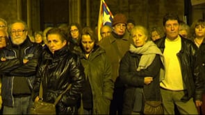 Una cinquantena de persones donen suport a Carme Forcadell a l'Escala