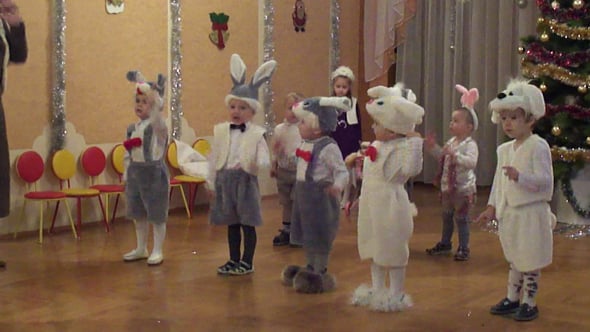 Видео мальчик зайчик. Мальчики зайчики новый год. Мальчики зайчики 18 +. Зайчик на утреннике в детском саду. Дети зайцы на утреннике.