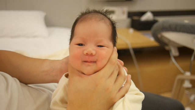 在月子中心爸爸幫R妹拍嗝